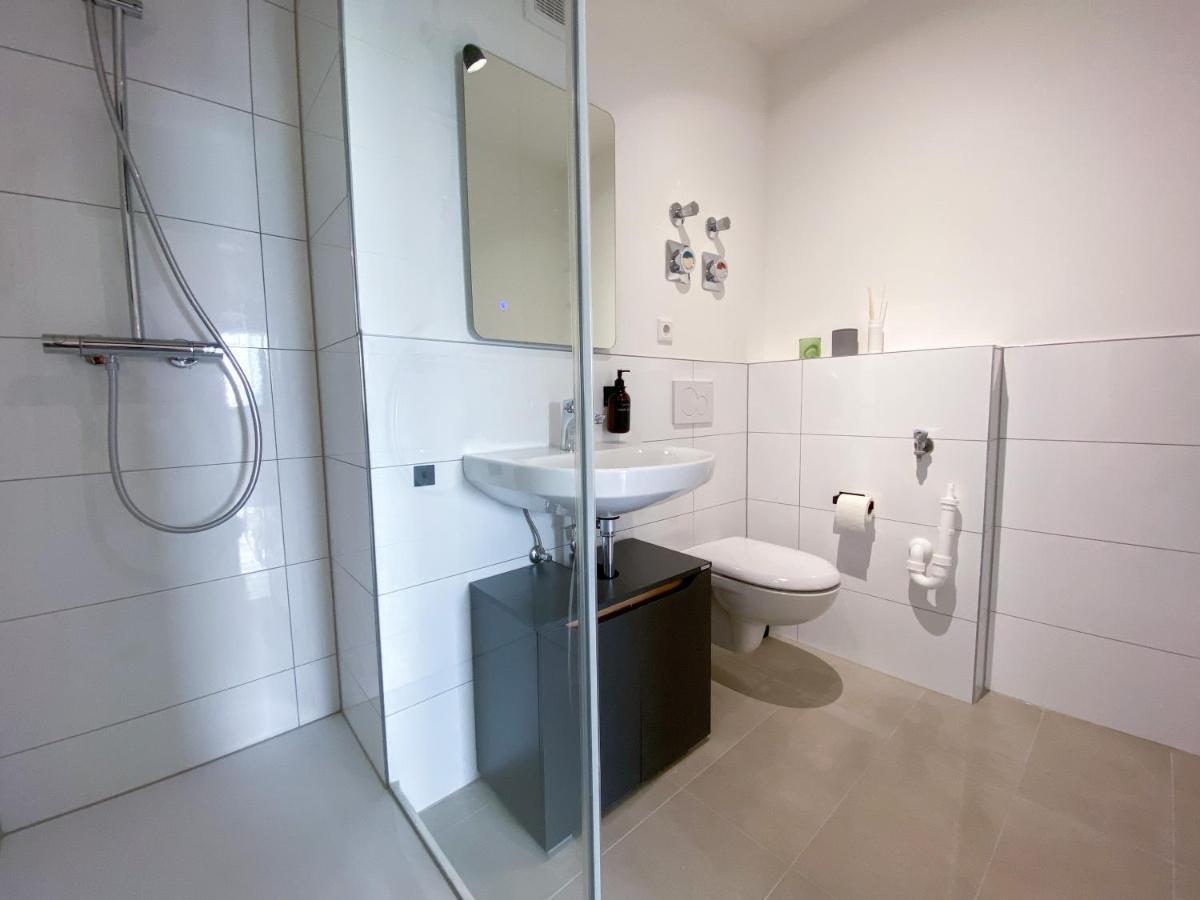 Schoene Wohnung Mit Rheinblick/Duesseldorf/Neuss/Messe Esterno foto
