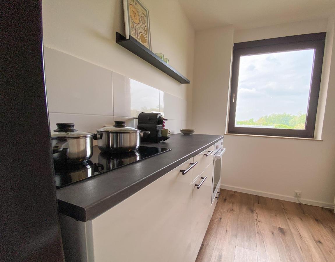 Schoene Wohnung Mit Rheinblick/Duesseldorf/Neuss/Messe Esterno foto